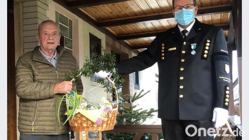 Hans Kolb bekommt an seinem 90. Geburtstag Besuch von Armin Kraus, der als Vorsitzender für den Bergknappenverein einen Geschenkkorb überbringt. Bild: ksa
