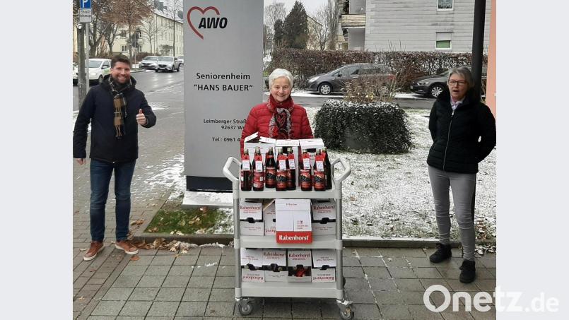 AWO-Vorsitzende Hilde Zebisch (Mitte) hat die Ware mit dem AWO-Fahrdienst ausgeliefert und sie an den Heimleiter Denis Schwenk (links) und Pflegedienstleitung Gabriele Neukam (rechts) übergeben. Bild: R. Kreuzer