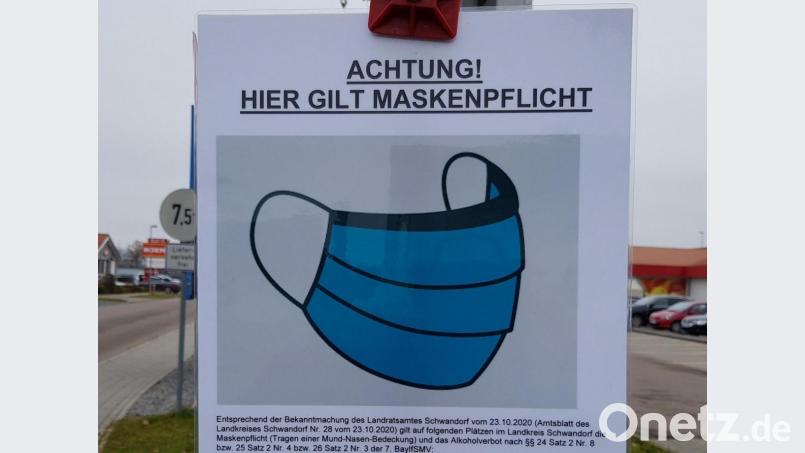 Ein Schild auf einem Parkplatz weist auf die Maskenpflicht hin. Symbolbild: mp
