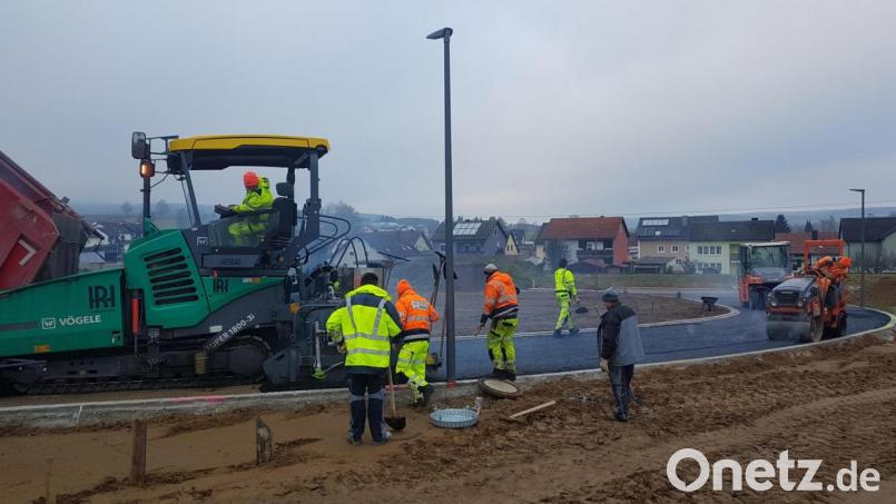 Der 2. Erschließungsabschnitt des Baugebietes „Steinling III“ wurde am Dienstag mit den Teerungsarbeiten abgeschlossen. Bild: gi