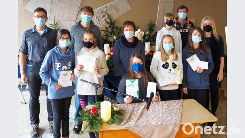 Emma-Sue Küsters (vorne, sitzend) ist die beste Leserin der Erbendorfer Mittelschule und wird sie auf Kreisebene vertreten. Mit auf dem Bild die weiteren Teilnehmer sowie die Jury mit Rektorin Sabine Graser (rechts). Bild: njn