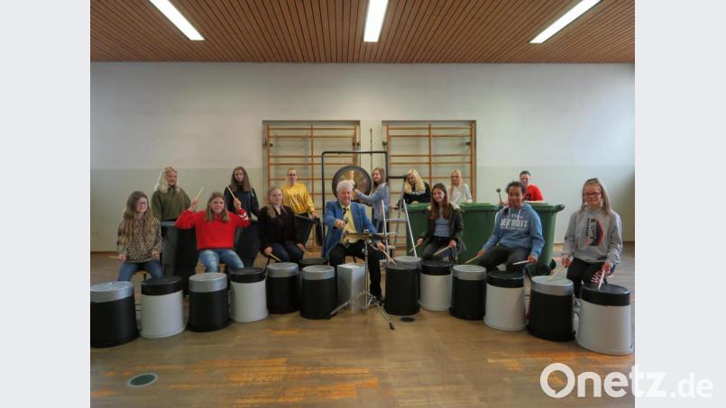 Die AG &quot;stomp&quot; macht Musik, die einmalig in der gesamten Oberpfalz ist. Wenn nicht in ganz Bayern, sagt Bandleader und Schulleiter Peter Preisinger stolz. Bild: ubb