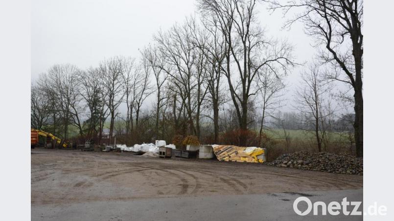 Dort, wo momentan noch Baustoffe gelagert werden, soll das neue Funktionsgebäude für den Pleysteiner Bauhof errichtet werden. Stefan Voit stellte in der Stadtratssitzung die Planung für das Gebäude vor. Bild: bey