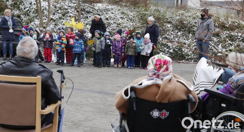 Rosenberger Kinder bereiten den Senioren auf der Bühler Höhe eine vorweihnachtliche Überraschung. Bild: mfh