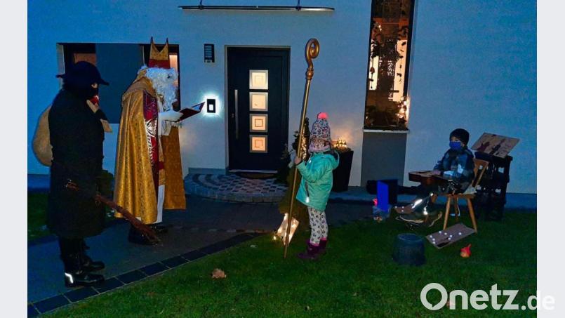 Nachdem Nikolaus und Krampus die Wohnungen nicht betreten konnten, fanden die Besuche oft auch samt Aufführungen im Freien statt. Dem adventlichen Zauber der Aktion tat das keinen Abbruch. Bild: tkr