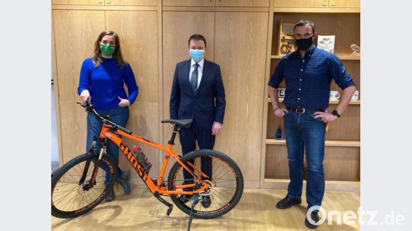 Laura Weber (links) nahm stellvertretend für Andrea König den Hauptreis der Aktion Stadtradeln in Weiden von Oberbürgermeister Jens Meyer an. Rechts im Bild ist Christian Meiler, Sportbeauftragter der Stadt Weiden. Bild: exb