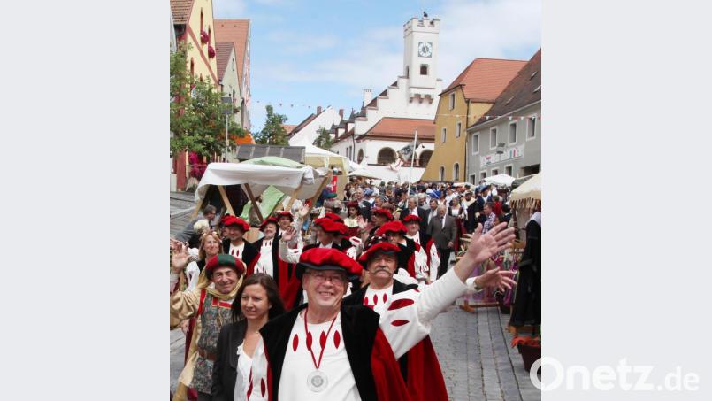 Karl Beer (Vordergrund) in seinem Element: Gerne führt er das Organisationsteam als Mittelalter-Markt-Bürgermeister an. Archivbild: Götz