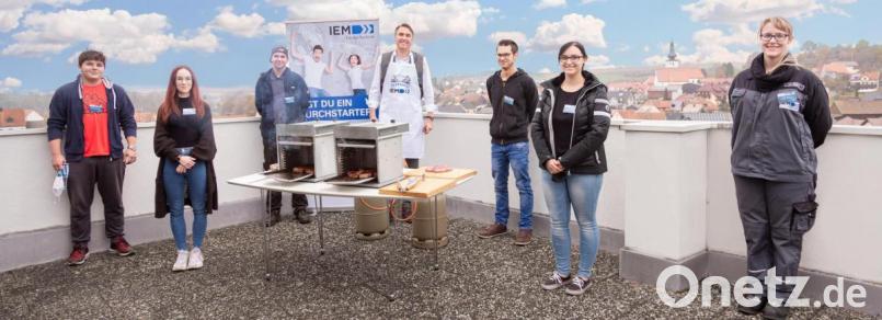 Die beteiligten Auszubildenden sowie Geschäftsführer Ralf Zander auf der Dachterrasse des Verwaltungsgebäudes in Kastl. Dort probierten sie zum ersten Mal ihren Grill aus. Bild: hwk