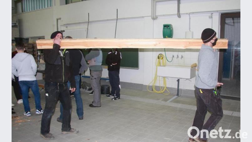 Nach dem Behauen wird der Balken abtransportiert. Bild: wro