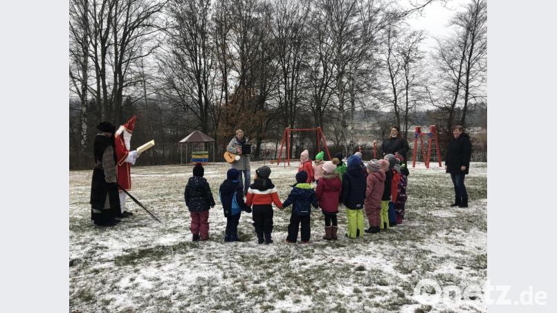 Im Garten und mit Abstand fand der Nikolaus-Besuch im Kinderhaus Pechbrunn statt. Bild: Sabine Doß/exb