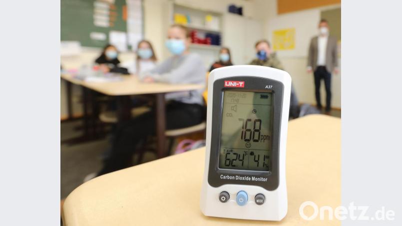 Frische Luft auf engem Raum ist in der Coronapandemie unerlässlich. Kohlendioxid-Messgeräte schlagen Alarm, wenn es Zeit wird, zu lüften. Archivbild: Wolfgang Steinbacher
