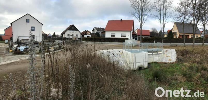 Beim neuen Überlaufbecken an der Schellenbachstraße bestätigt Bürgermeister Rainer Gäbl &quot;eine Veränderung des Geländes aufgrund von Senkungen und Verdichtungen&quot;. Bild: Gabi Schönberger