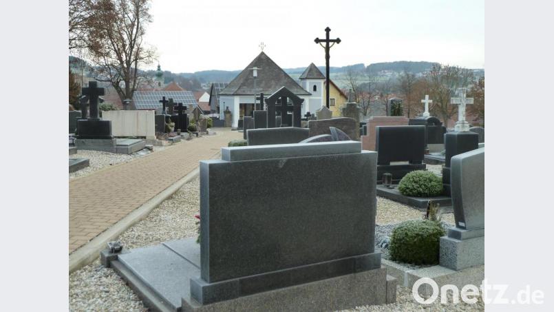 Wege und Aussegnungshalle im städtischen Friedhof sind in einem Top-Zustand. Die moderate Gebührenerhöhung für 2021 genehmigte der Stadtrat in der Dezember-Sitzung einstimmig. Die Satzung regelt, dass eine komplette Grabplatte nur im oberen, alten Friedhof (Bild) möglich ist. Bild: Portner