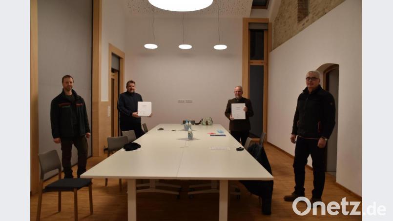 Forstdirektor Alwin Kleber (Zweiter von rechts) und Förster Michael Forster (links) überreichten das Forstbetriebswerk an Bürgermeister Reinhard Kreuzer (Zweiter von links) und seinen Stellvertreter Andreas Hopfner. Bild: Nicole Rochelt
