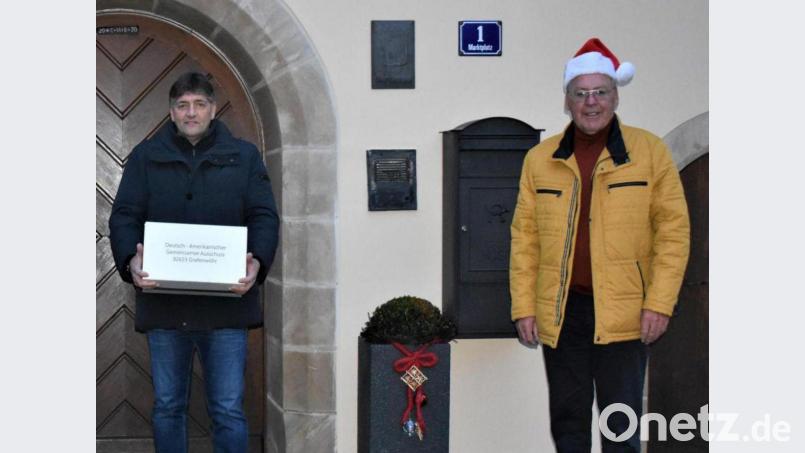 DAGA-Präsident Helmuth Wächter (rechts) sowie Bürgermeister Edgar Knobloch (Mitte) freuen sich, dass die DAGA-Wohlfahrtspaketaktion wieder abgehalten werden kann. Bild: rgr