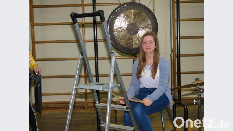 Maria gibt an der gewöhnlichen Haushalts-Aluleiter den Takt an. Bild: ubb