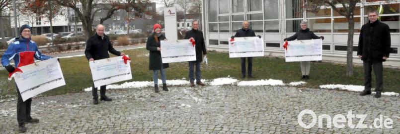 Die Organisationen (von links) von Bergwacht Amberg, Bereitschaftsleiter Johannes Potzel, Gemeinde Kümmersbruck, Bürgermeister Roland Strehl, Yvonne Roidl vom Organisationsteam-Krippenspiel St. Michael Poppenricht mit Vize-Bürgermeister Hermann Böhm, Hospizverein Amberg, Vorsitzender Georg Franz Fröhler, und Donum Vitae Amberg 
Ute Schieder nahmen erfreut die Weihnachtsüberraschungs-Schecks vom Stadtwerke Amberg-Geschäftsführer Stephan Prechtl entgegen. Bild:  Karoline Gajeck-Scheuck/exb