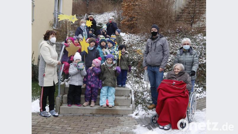 Rosenberger Kinder bereiten den Senioren auf der Bühler Höhe eine vorweihnachtliche Überraschung. Bild: mfh