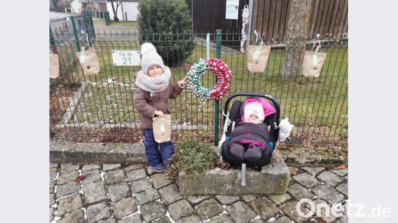 Mit Spannung holten sich die Kinder, die Bilder für den Adventskalender am Gartenzaun der Familie Ziegler malen, am Nikolaustag ihre Säckchen am Zaun ab. Bild: sei
