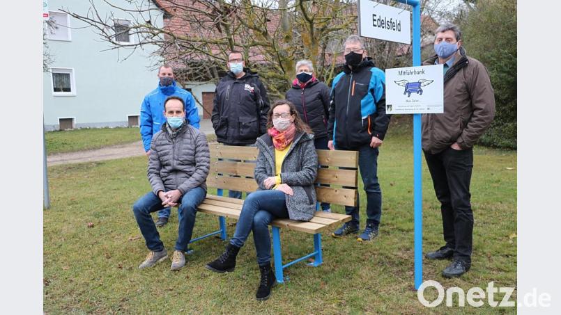 Vier Mitfahrerbankl stehen in der Gemeinde Edelsfeld bereit, um Verbindungen nach draußen herzustellen. Bürgermeister Hans-Jürgen Strehl, AOVE-Geschäftsführerin Katja Stiegler, einige Gemeinderäte und Gemeindearbeiter Thomas Luber stellen das Angebot exemplarisch in Weißenberg vor. Bild: gru
