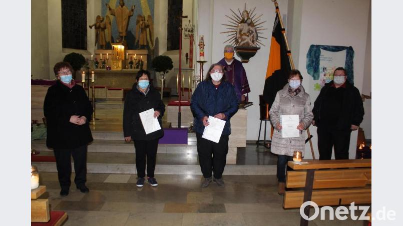Beim Kolpinggedenktag in der Stadtpfarrkirche St. Emmeram ehrt die Kolpingsfamilie langjährige Mitglieder.. Von links: Vorsitzende Waltraud Scherer, Maria Kraus, Monika Haberkorn, Diözesanpräses Karl-Dieter Schmidt, Waltraud Sperber und Stadtpfarrer Hubert Bartel. Bild: Josef Söllner