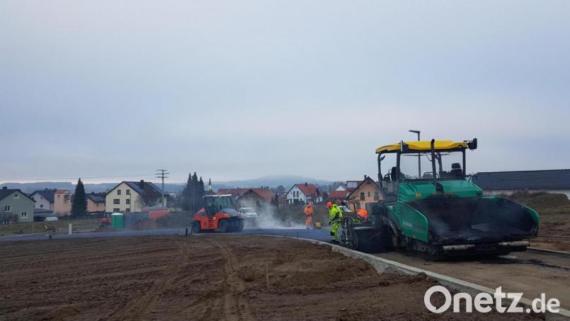 Der 2. Erschließungsabschnitt des Baugebietes „Steinling III“ wurde am Dienstag mit den Teerungsarbeiten abgeschlossen. Bild: gi