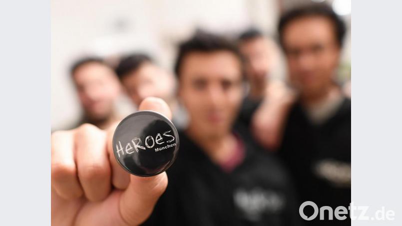 Ein Mitglied der "HEROES München" hält ihr Logo in die Kamera. HEROES ist ein Projekt für Gleichberechtigung, in dem sich junge Männer aus anderen Kulturen gegen die Unterdrückung im Namen der Ehre und für die Gleichberechtigung und Gleichstellung von Frauen und Männern engagieren. Archivbild: Angelika Warmuth