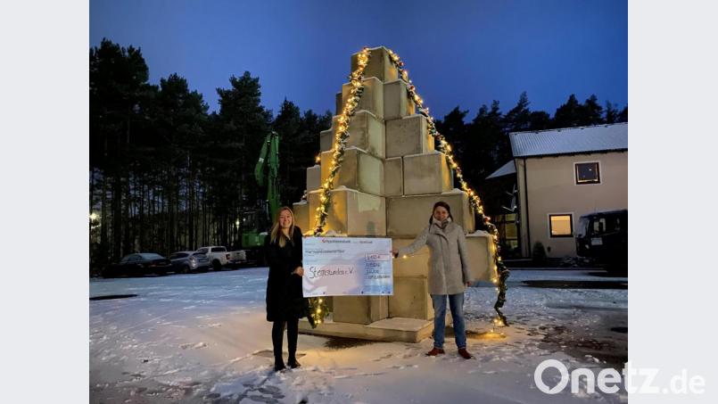 Der Christbaum aus Betonelementen steht und ist festlich geschmückt. Zu verdanken ist das vielen großzügigen Spendern und dem Einfallsreichtum des Teams von OBM Baumaschinen in Immenstetten. Geschäftsführerin Maria Obermeier (links) überreichte nun einen Scheck in Höhe von 5105 Euro an BR-Reporterin Margit Ringer für die Aktion Sternstunden. Bild: exb