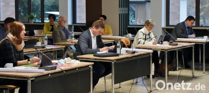 Der Jugendhilfeausschuss des Kreistags befasste sich auch mit dem Finanzbedarf des Jugendamtes im nächsten Jahr. Er wird noch einmal deutlich ansteigen. Deutlich teuerer wird unter anderem die Heimunterbringung von Kindern und Jugendlichen. Unser Bild zeigt in der ersten Reihe von links Ulrike Pelikan-Roßmann (Grüne), Benjamin Boml (Freie Wähler), Ulrike Roidl (SPD) und Thomas Falter (CSU). Bild: Thomas Dobler