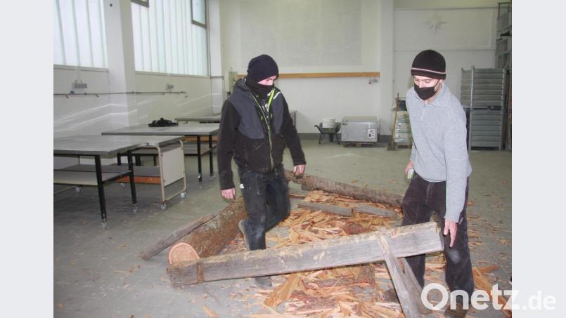 In der Schreinerwerkstatt wird ein Holzbalken bearbeitet. Gezeigt wird die Technik, wie sie vor vielen Jahren Praxis war. Bild: wro
