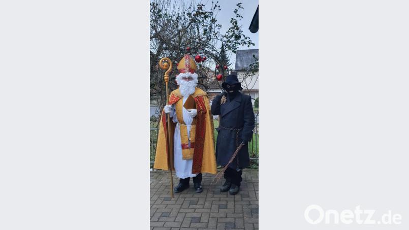 Der Nikolaus mit seinem Knecht war auch in Coronazeiten in Teunz unterwegs. Auch für ihn galt ein strenges Hygienekonzept, dass eigens für die Aktion der Feuerwehr Teunz erstellt wurde. Bild: tkr