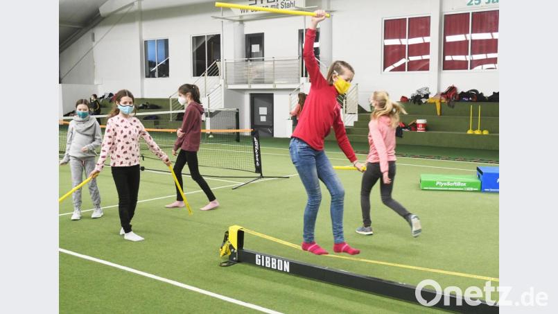 Wenn das Eisstadion und die Thermenwelt geschlossen haben, müssen die Schüler anderweitig ausweichen. Einige Klassen des Augustinus-Gymnasiums konnten dafür die Tennishallen am Postkeller nutzen. Bild: Gabi Schönberger