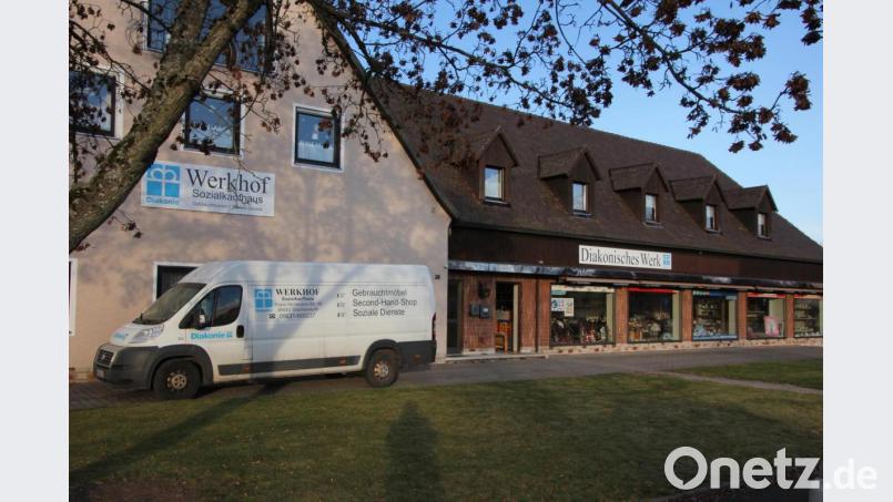 Sehr zufrieden zeigte sich Bürgermeister Franz Stahl mit der Arbeit der Diakonie Weiden. Die Stadt steuert jeden Monat 300 Euro Mietzuschuss für den Sozialladen in der Franz-Heldmann-Straße bei. Bild: kro