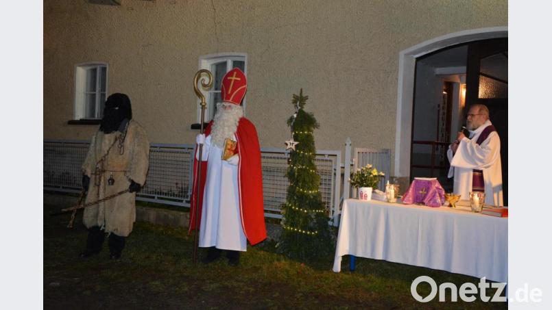 Beim Familiengottesdienst auf dem Therese-Neumann-Platz, den Pfarrseelsorger Pater Benedikt Leitmayr (rechts) zelebrierte, gab es auch einen Auftritt des Nikolaus und seines Knechts Ruprecht. Bild: jr
