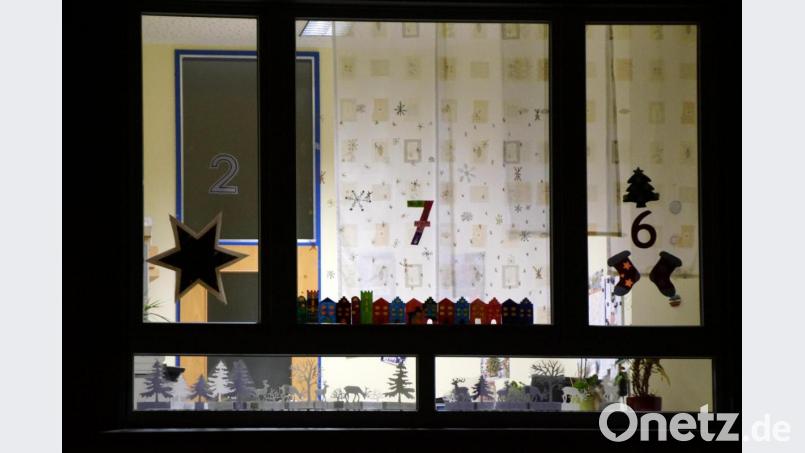 Die Schule gehört mit zum Ort, sagt Rektorin Gudrun Lehner. Der entstehende Adventskalender schafft dazu die Verbindung. Bild: bkr