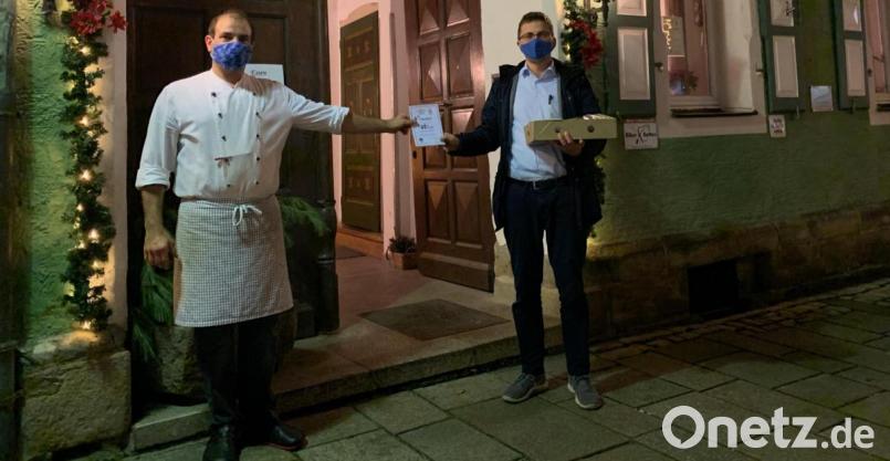Im &quot;Gasthof zur goldenen Krone&quot; kaufte JU-Vorsitzender Oliver Rauch während seiner Abholung von Speisen zum Abendessen bei Wirt Josef Kormann einen 25-Euro-Gutschein für die Verlosung der Kemnather JU. Bild: mde