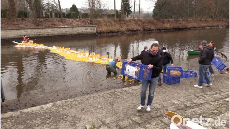 An den Treppen des Flutkanals im Max-Reger-Park bergen die Helfer die Gummisportler des Entenrennens von Round Table aus dem Wasser der Waldnaab Bild: Gustl Beer