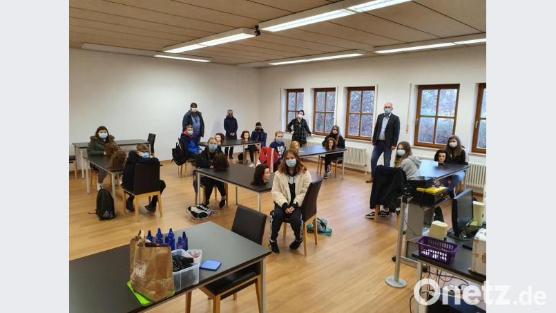 Schulleiter Alexander Köstler (stehend, rechts) hatte bei seinem Besuch in den Werkstätten der Kolping-Berufshilfe in Tirschenreuth den Eindruck gewonnen, dass die Fichtelnaabtal-Mittelschüler mit der erfolgreichen Berufsorientierungsmaßnahme zielgerichtet auf die Berufswahl vorbereitet wurden. Bild: jpl