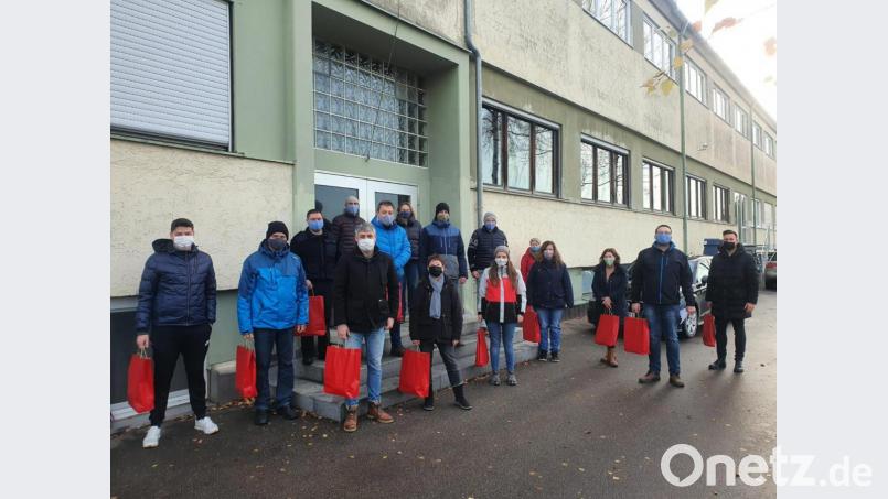 Statt eines Seniorennachmittags machten sich die Vereinsvertreter und Bürgermeister Gerald Reiter auf den Weg, um den älteren Bürgern ein Präsent zu überbringen. Bild: Gerald Reiter