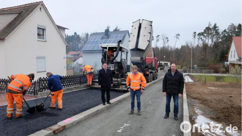 Bürgermeister Hans-Martin Schertl, Daniel Utz vom Bauunternehmen Braun und Bauamtsleiter Stefan Ertl machen sich ein Bild von den abschließenden Arbeiten der Straßensanierung. Bild: Stefanie Gradl