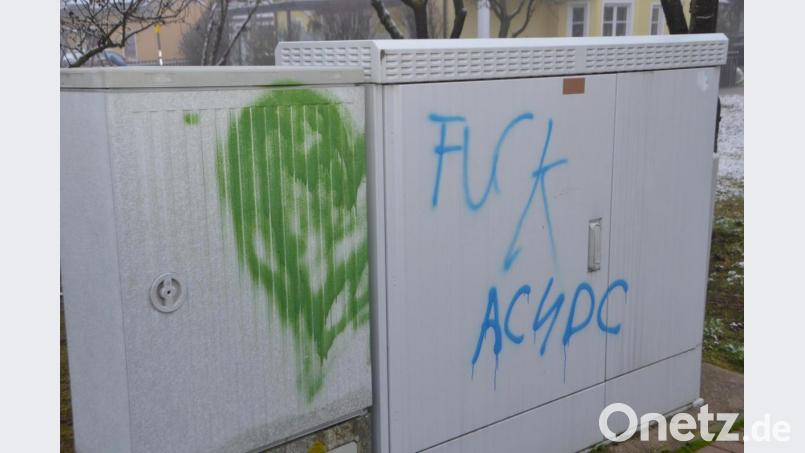 Ob sich da ein angehender Künstler an den fast neuen Stromverteilerkästen ausprobieren wollte? Jetzt ermittelt die Polizei und hofft darauf, dass ihr jemand Hinweise geben kann. Bild: dob