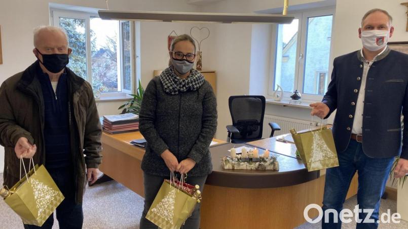 Bürgermeister Richard Kammerer(rechts) unterstützte den VdK mit einer Spende von 100 Euro. Vorsitzende Carola Brust (Mitte) und Erhard Kleber (links) packten Päckchen mit Geschenken und Weihnachtsbrief für alle über 80-jährigen Mitglieder. Bild: sei