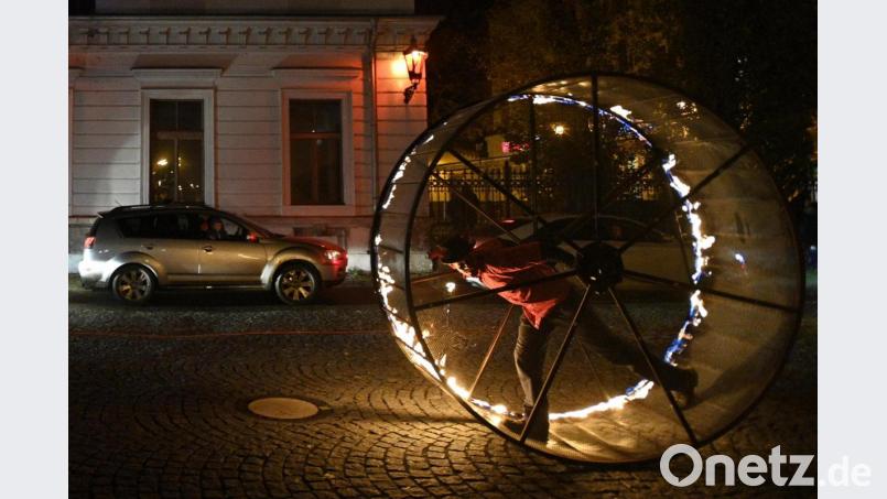 Mitglieder des Cirk La Putyka-Ensembles, verkleidet als Engel, Teufel und Nikolaus, treten in Prag auf. Die Corona-Welle rollt derweil weiter durch Tschechien. Und die Regierung zögert mit konsequenten Verschärfungen der Regeln. Bild: Michal Kamaryt/dpa