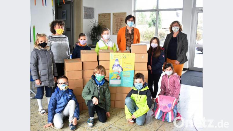 Unter der Regie der Tschechisch-Lehrkraft Katerina Wimmer (Zweite von links) beteiligt sich die Schule auch heuer wieder an der Paketaktion &quot;Kinder helfen Kindern&quot;. Bild: sm