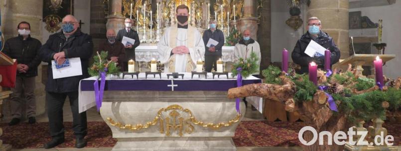Bei den Ehrungen gratulierten Stadtpfarrer Thomas Kraus (am Altar) und Willi Popp (links) den sechs Sodalen zu ihrer 25-jährigen Mitgliedschaft bei der Marianischen Männer-Congregation (MMC): Peter Daschner, Gottlieb Plannerer, Albert Schreyer, Werner Nickl, Georg Melzner und Johann Liebal (von rechts). Bild: jzk