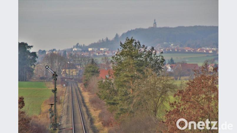 Die Bahnstrecke Nürnberg–Schwandorf, die jetzt elektrifiziert werden soll, verläuft zwischen Amberg (im Hintergrund) und Irrenlohe auf etwa 20 Kilometern nur eingleisig. Bild: DB AG/Marion Fink