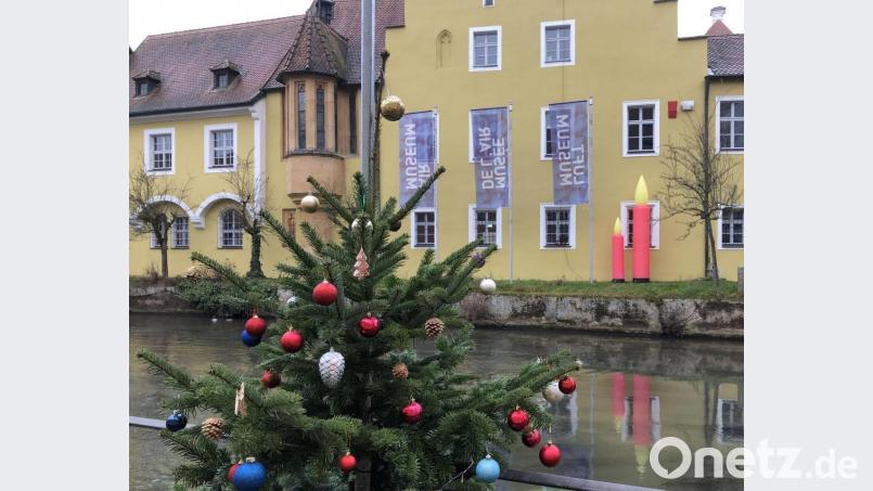 Am Mittwochmittag standen die beiden Kerzen noch in trauter Zweisamkeit hinter dem Luftmuseum an der Vils – mit den Christbäumen in der Schiffgasse ein schönes Bild. Die kleine Kerze wurde geklaut. Bild: eik