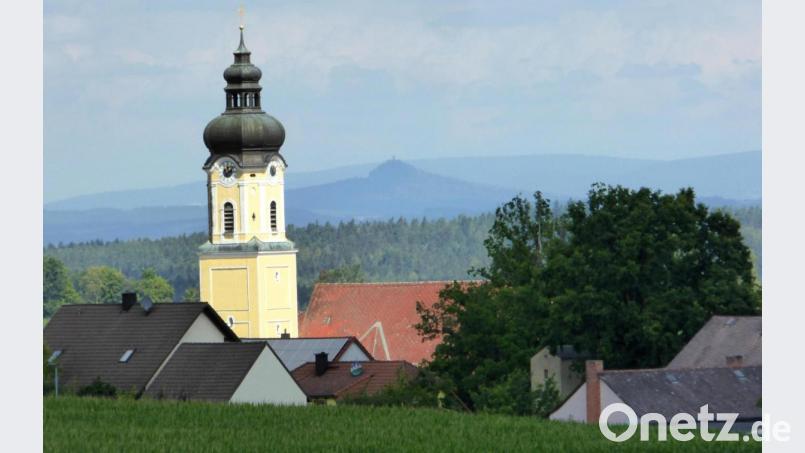Vom Naturerlebnisweg hat man eine schöne Aussicht über die Herz-Jesu-Kirche Kohlberg hinüber zum Rauhen Kulm. Bild: fsb
