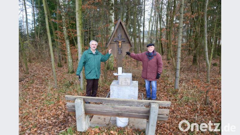 Richard Gössl (rechts) hat in der gemeinsamen Werkstatt mit Siegmund Frischholz (nicht im Bild) am Marterl wieder eine Befestigungplatte angebracht, die mit vier großen Schrauben auf den vorhandenen Betonsockel fixiert werden soll. Altbürgermeister Karl-Heinz Preißer (links), Vorsitzender des Oberpfalzvereins Luhe-Wildenau, lobt das Engagement der beiden Vereinsmitglieder und hofft, dass das Marterl die weitere Zukunft unbeschädigt erlebt. Bild: bey
