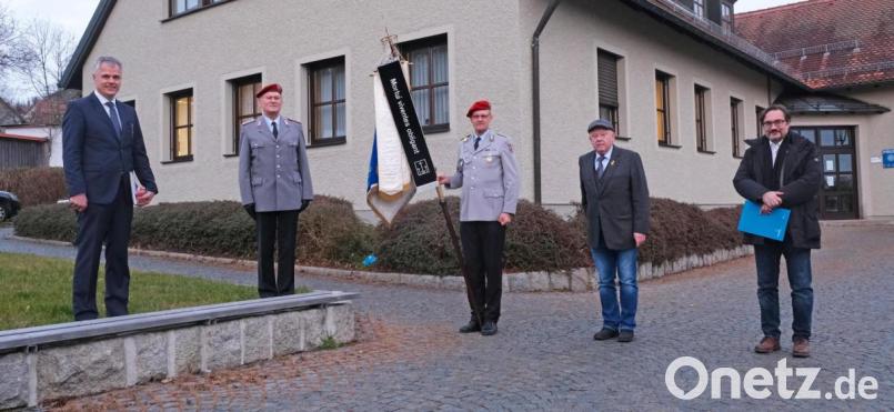 "Die Toten verpflichten die Lebenden", fordert das verliehene Fahnenband Engagement ein. Bürgermeister Thomas Meiler, Heinrich Zimmermann, Helge Runnwerth, Günter Bogner und Dr. Dario Vidojković (von links) trafen sich am Dienstag zu einem Festakt des Volksbundes Deutsche Kriegsgräberfürsorge. Bild: nm